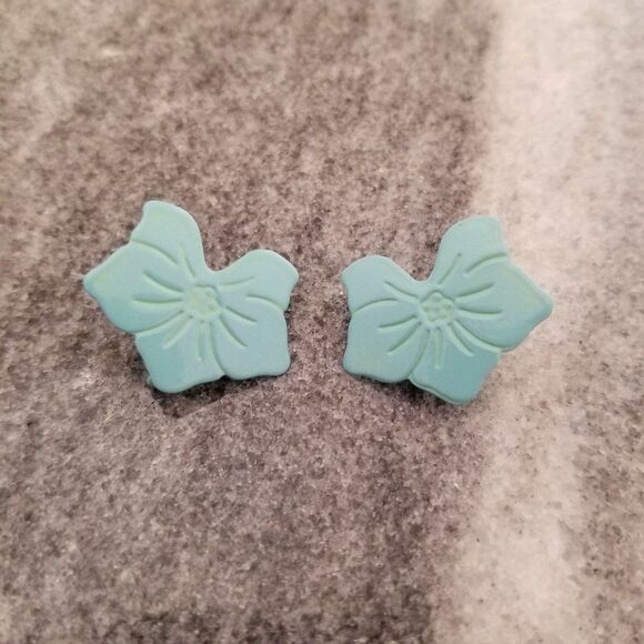 Vintage Leaf Shaped Blue Enamel Clip On Earrings, Retro 80s Style, Pastel - Picture 2 of 5